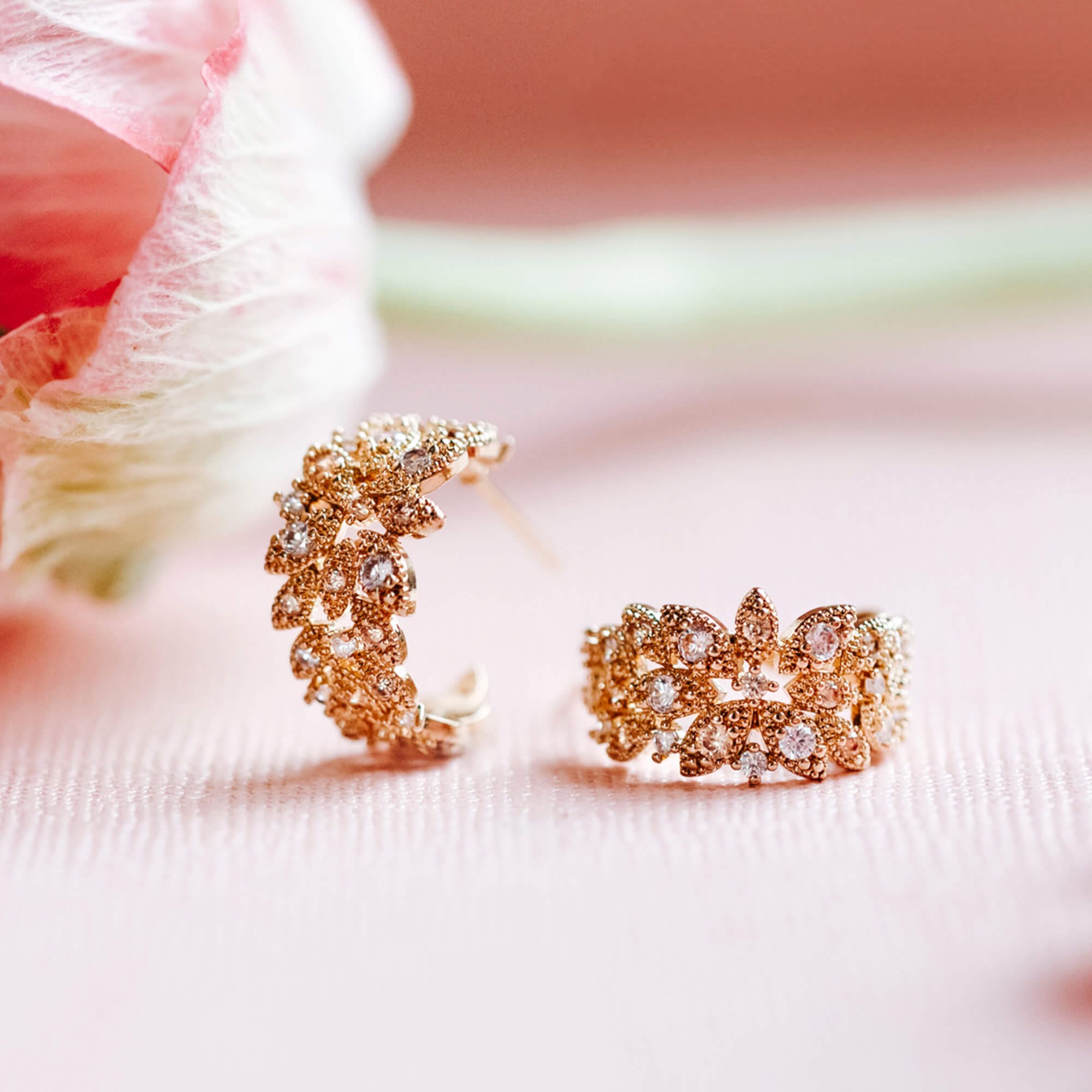 Lily & Rose Laurel Hoops Earrings – Gold - Bild 3